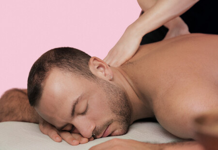 Un homme en train de se faire masser