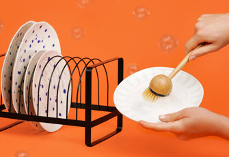 Aide ménagère personne âgée - personne qui nettoie une assiette