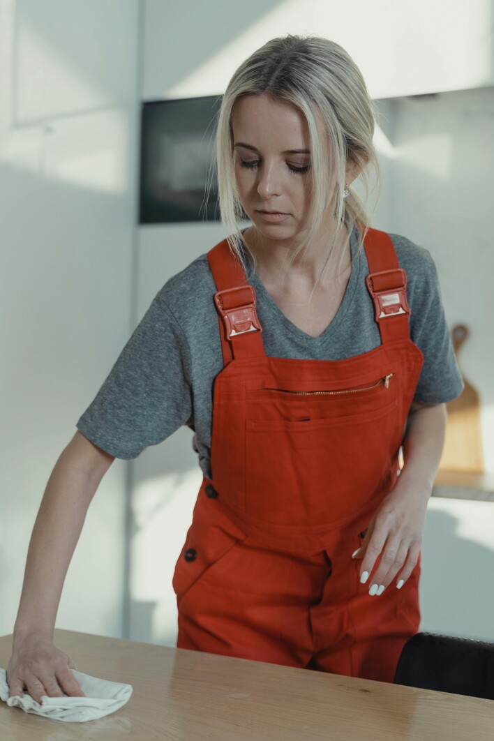 Eine Frau wischen das Tisch
