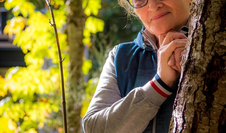 Eine Seniorin im Wald