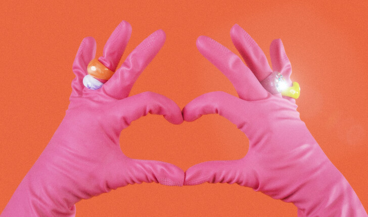 Pinke Putzhandschuhe formen Herzsymbol