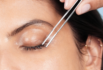 Le visage d'une femme fermant les yeux lors de sa session beauté du regard