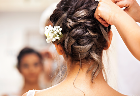 mariee en train de se faire coiffer
