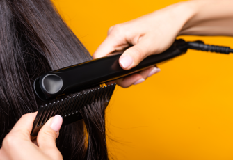 femme en train de se lisser les cheveux