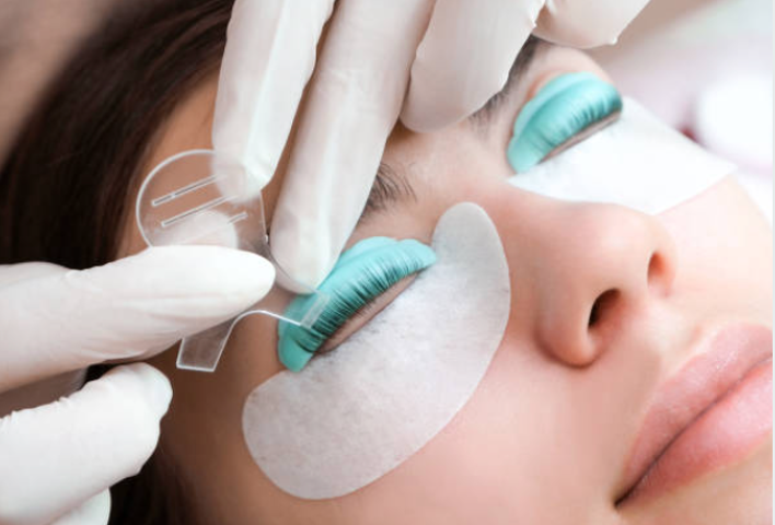 lash extensions with a lash technician