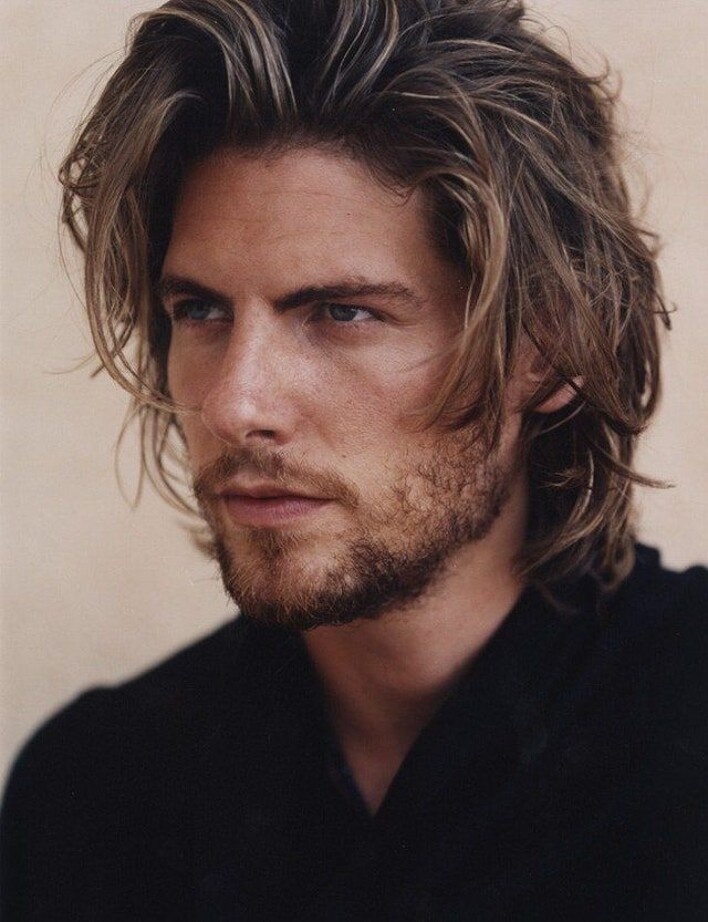 Homme cheveux longs