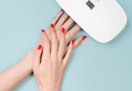 ongles sous lampe led