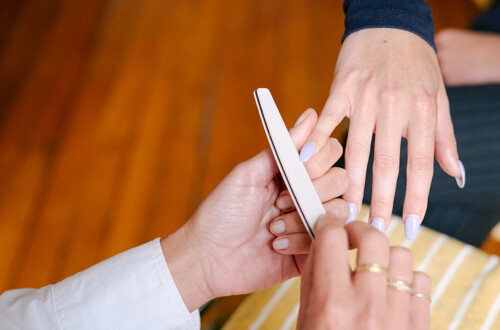 Manucure + pose de vernis à domicile