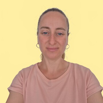 Domestic cleaner, Roxbourne - Elena Raluca