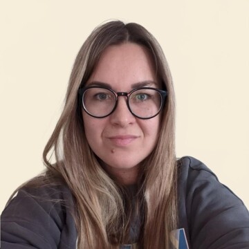 Domestic cleaner, Penniment - Evita